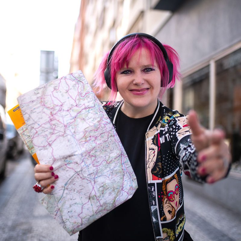Alice Kavková s mapou — Audioturistka