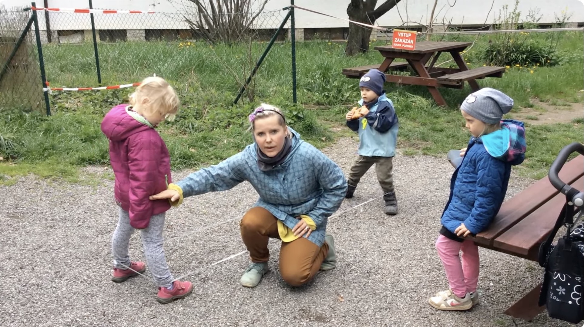 Záběr z virálního videa o skákání přes gumu